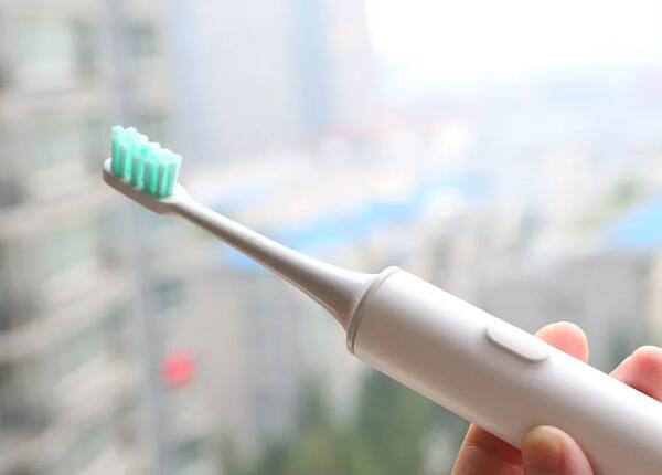 電動牙刷會對牙齒造成傷害嗎？原來牙齒受損與這兩者有關(guān)