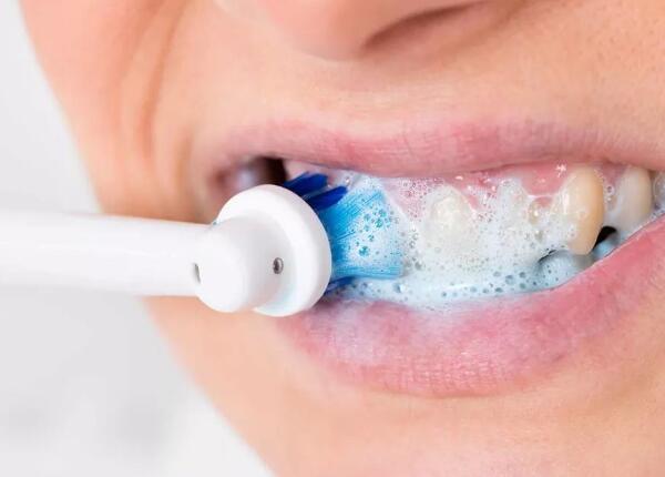 怎樣用電動牙刷刷牙？掌握“巴氏刷牙法”，清潔效果更佳！