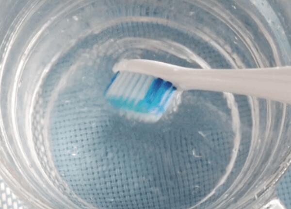 電動(dòng)牙刷發(fā)霉了怎么清洗？常見(jiàn)幾種發(fā)霉電動(dòng)牙刷處理方法