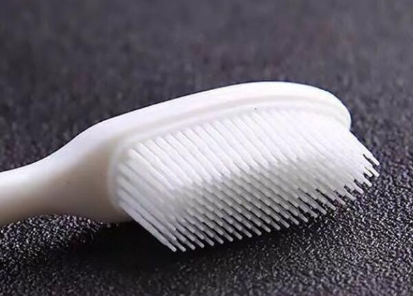 硅膠納米牙刷大頭好用嗎？硅膠納米牙刷優(yōu)勢(shì)與使用事項(xiàng)